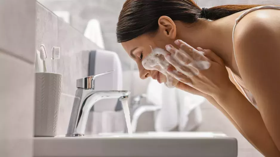 Nejčastější chybu v péči o pleť s prvními vráskami asi neuhodnete: Všeho moc škodí