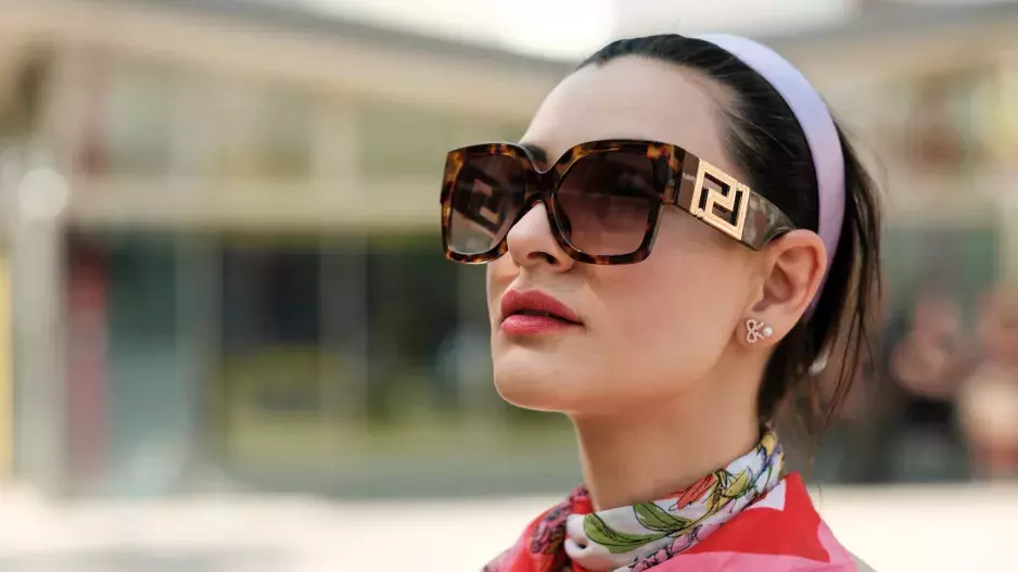 Zrádné jarní slunce vám přidává roky: Okoukejte geniální trik Francouzek a chraňte dekolt hedvábným šátkem 