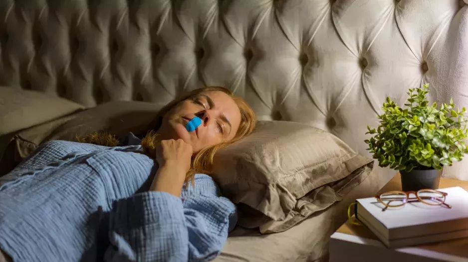 Přelepujete si na noc pusu? Bizarní trend „Mouth Taping“ údajně maže vrásky a zachraňuje zuby