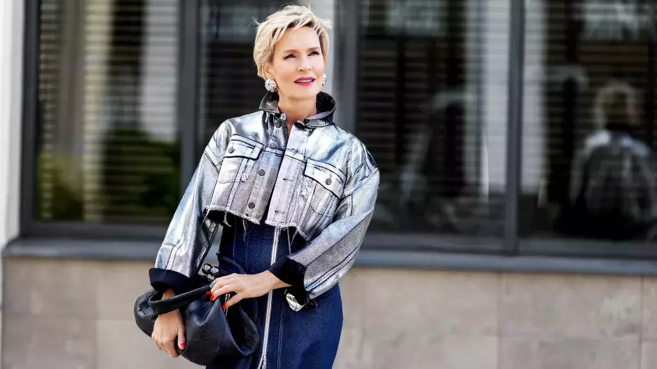 Nebojte se metalických barev: Tipy, jak je nosit ve zralém věku s noblesou