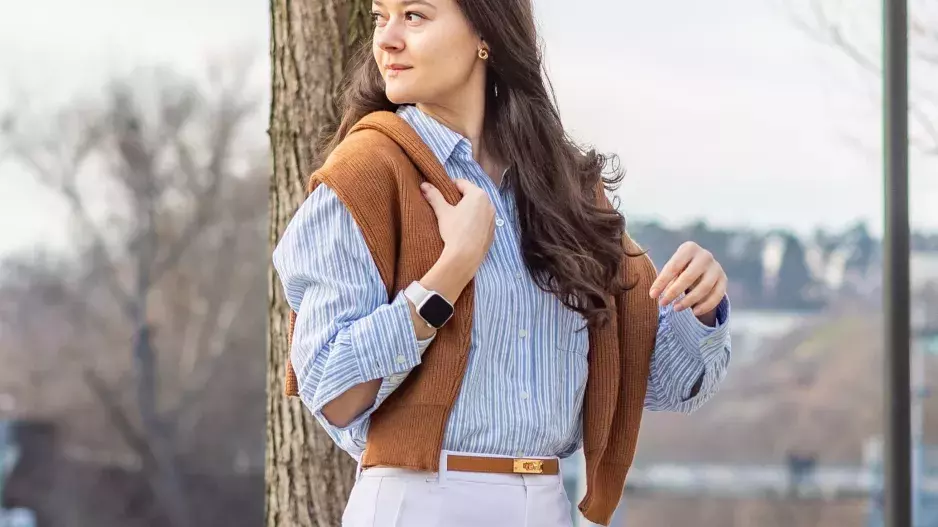 Jediný outfit 3× jinak: Naučte se netradičně vrstvit oblečení podle trendů roku 2026