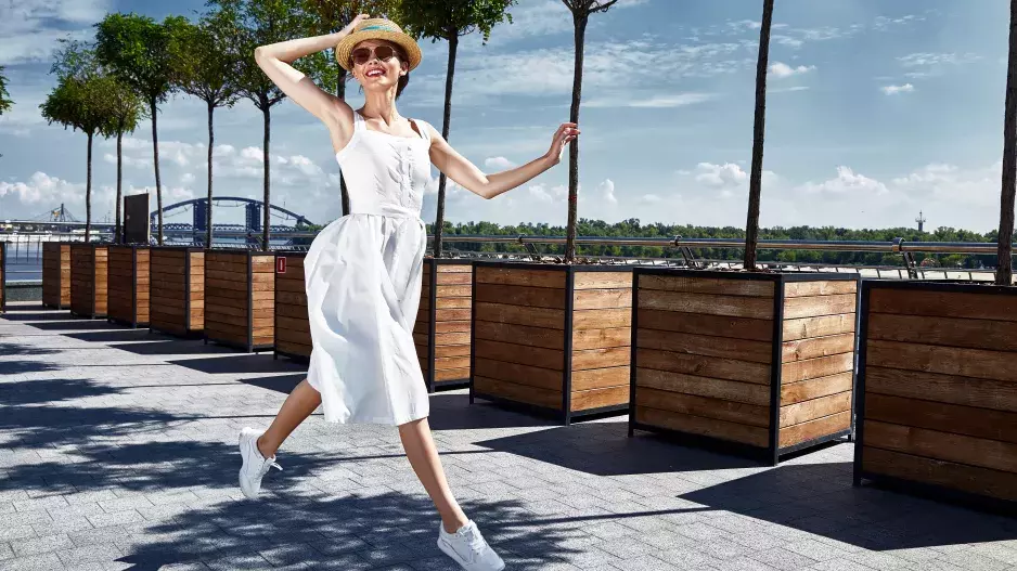 Bílé tenisky k šatům i po padesátce? Pravidla, jak je nosit, abyste nevypadala jako na cestě do fitka