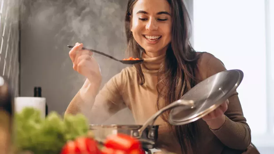 Vaříte na víc dní dopředu? Jak dlouho je bezpečné uchovat jídlo a se kterými potravinami nejvíc riskujete. Zradit může oblíbená příloha