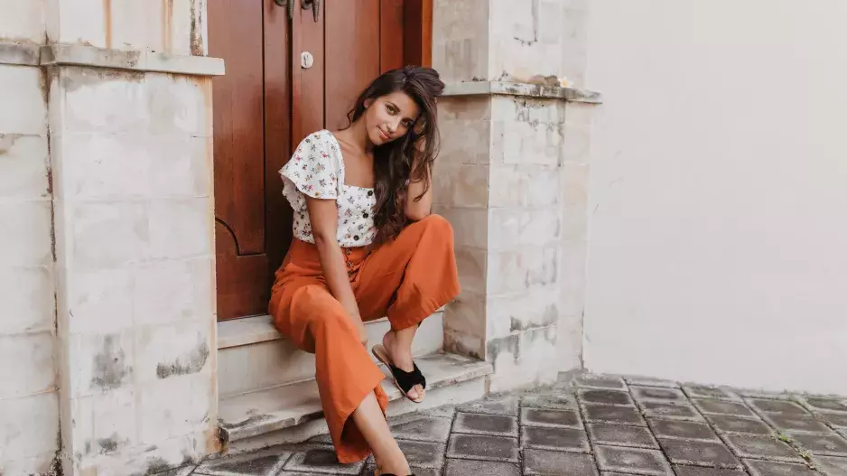 Tato délka kalhot letos zažívá comeback: Zjistěte, jaké jsou trendy a co je po 50 pasé
