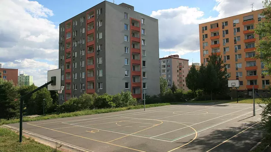 Pamatujete na umakartové peklo a pořadníky na byty, které trvaly věčnost? Připomeňte si život v papírové krabici