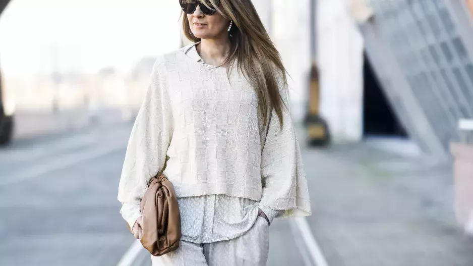 Outfit, který vypadá skvěle s lodičkami i obyčejnými teniskami. Zalichotí ženám po 50