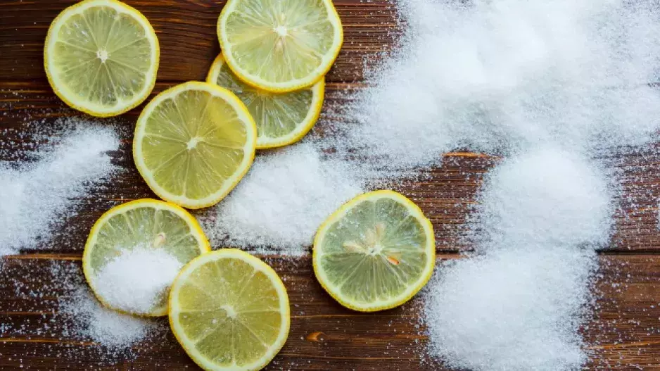 Jak použít sůl a citron k odmaštění lepkavých skříněk? Nebojte, tequilu používat nebudete