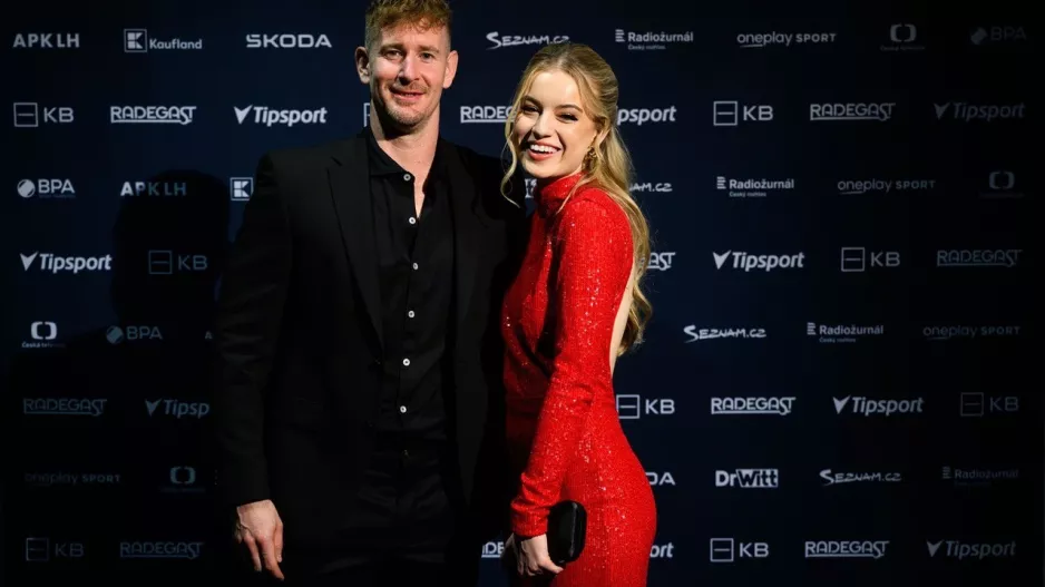 Kapitán nároďáku Roman Červenka: Hvězdný hokejista sbalil o 18 let mladší herečku, která hrdě fandí v jeho dresu na mistrovství světa  