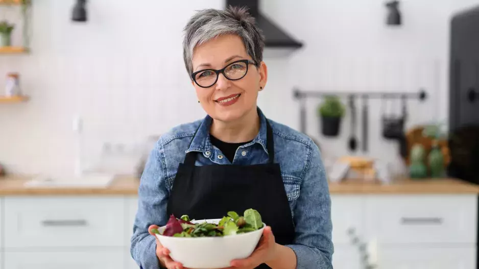 Menopauza a hubnutí: Jak správnou stravou porazit návaly horka, nespavost i kila navíc