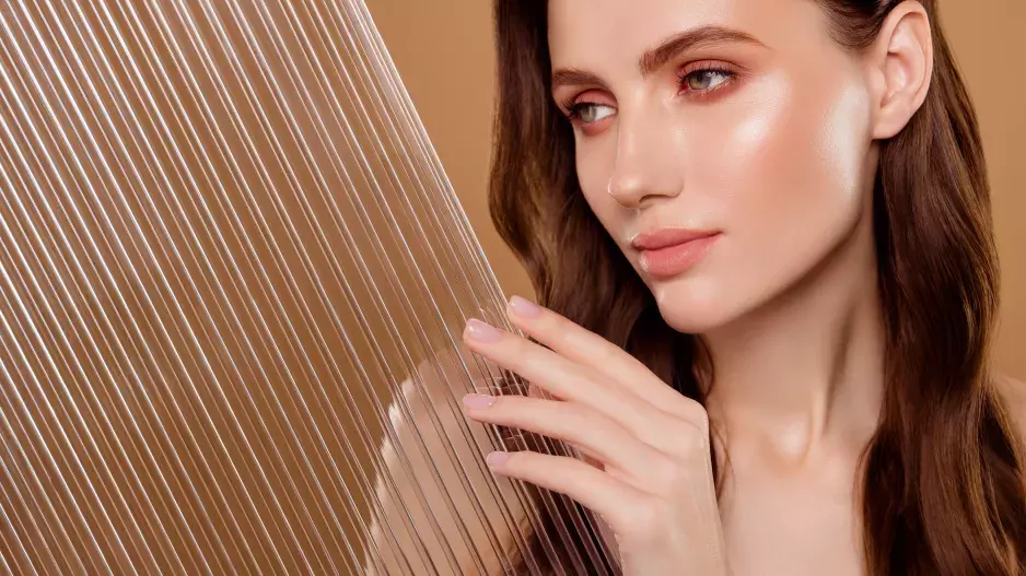 Trend „Glass skin“ i pro zralou pleť: Jak dosáhnout přirozeného lesku bez mastného efektu