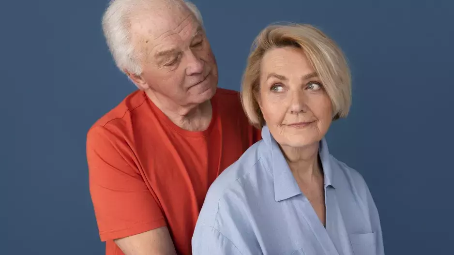 “Můj otec mě a mámu opustil. Teď škemrá, aby ho vzala zpátky. A ona chce!” Nechápe Adéla