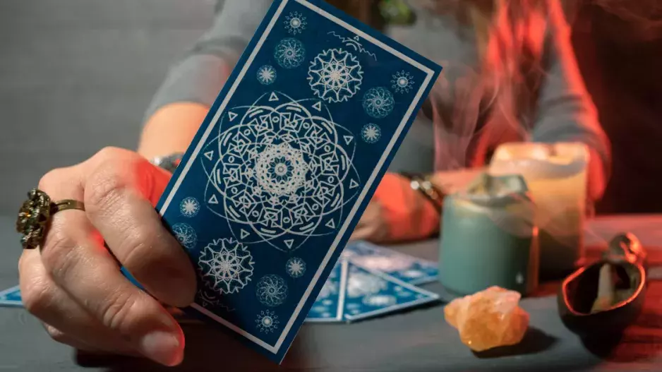 Tarotový výklad na následující týden: Vytáhněte si jednu ze tří karet a zjistěte, co vás čeká. Budete mít štěstí v lásce, kariéře či ve financích?