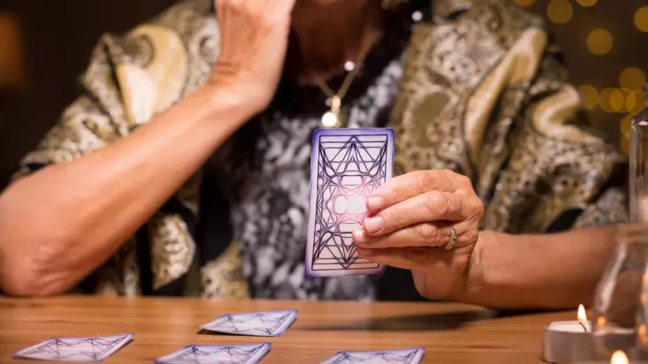 Tarotová předpověď na 25. – 27. února: Kartářka radí, kdy začínat nové projekty a vysvětluje, co věstí karta Viselce