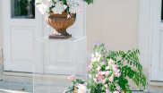 &lt;p&gt;Okázalá květinová výdoba ve venkovních prostorech svatebního místa hosty upoutá na první pohled. Také tvoří pěkné zátiší na fotografiích. Foto: Matěj Třasák. Výzdoba: Ivan Šablatúra.&lt;/p&gt;
