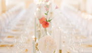 &lt;p&gt;Ukázka minimalistické výzdoby. Základem je bílý ubrus, který doplňují vázy s čerstvými květinami. Jednoduché a elegantní. Foto: Matěj Třasák. Výzdoba: Ivan Šablatúra.&lt;/p&gt;

