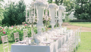 &lt;p&gt;I takto krásně lze nazdobit svatební tabuli. Dominantou jsou vysoké vázy s květinami a k nim ladící svícny. Foto: Matěj Třasák. Výzdoba: Ivan Šablatúra.&lt;/p&gt;
