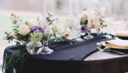 &lt;p&gt;Zářný příklad toho, že i černá barva má na svatbě své využití. Elegantní tmavý ubrus tvoří kontrast s květinami v jemných barvách. Foto: Matěj Třasák. Výzdoba: Ivan Šablatúra.&lt;/p&gt;
