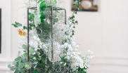 &lt;p&gt;Detail květinové výzdoby, kombinace zelené a bílé je stále moderní. Tato kombinace se skvěle hodí pro církevní i boho svatby. Foto: Matěj Třasák. Výzdoba: Ivan Šablatúra.&lt;/p&gt;

