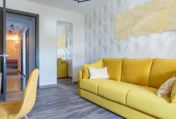 Pokud nechcete žlutou barvu na zdech, místnost dokonale rozzáří i žlutý nábytek či doplňky. 