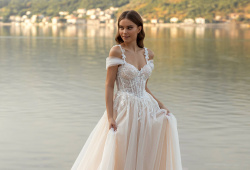 Romantické svatební šaty v broskvovém odstínu budou slušet zejména brunetkám.