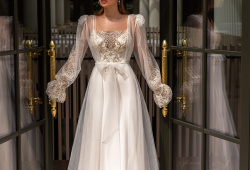 Šaty s impozantní výšivkou ve vintage stylu se velmi hodí pro zámeckou svatbu. Budete se v nich cítit jako princezna.