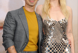 Mezi Joe Jonasem a Sophií Turner je výškový rozdíl 5 cm. Tím vyšším v jejich vztahu ovšem není Joe, který měří 1,70 metrů, ale Sophie s výškou 175 cm. 