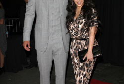 Kim Kardashian a její bývalý manžel Kris Humphries museli ve svém vztahu čelit mnoha rozdílům. Ten na oko nejvýraznější byl pravděpodobně rozdíl ve výšce známé zpěvačky a jejího bývalého manžela hráče basketbalu. Zatímco zpěvačka měří 157 cm, Kris měří obdivuhodných 2,06 metrů. A to už je rekordní rozdíl dobrých půl metru. Navíc i současný manžel zpěvačky, se kterým má čtyři potomky, americký rapper Yeezy je podstatně vyšší než Kim.