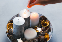 Podle tradice by se každou adventní neděli měla zapalovat další svíčka. Někteří však pálí svíčky střídavě, aby byly na Štědrý den stejně dlouhé.