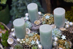 Tlumené tóny na adventním věnci působí velmi elegantním dojmem a vytváří velmi vkusnou dekoraci. Na Štědrý den mějte připravené nové svíčky.