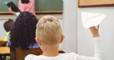 Zlobivé děti, arogantní rodiče, učitelé bez práce – tak vypadá výchova dětí v Čechách. Kdo za to může?