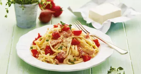 Recept: Sýrové těstoviny se šalotkou a rajčaty