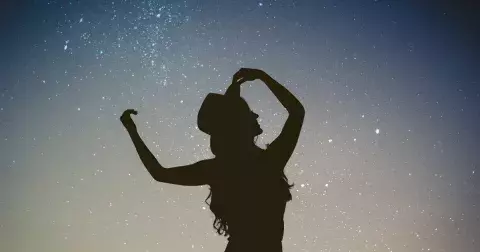 Budíte se v noci? Zjistěte duchovní význam hodiny, kdy jste vzhůru