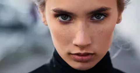 Pupínky a podrážděná pleť: Nemáte náhodou maskné?