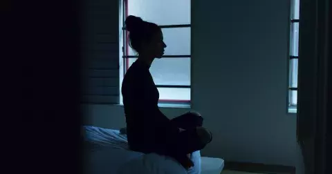 Probouzíte se mezi 3 a 4 ráno? Má to magický význam, který vám může změnit život