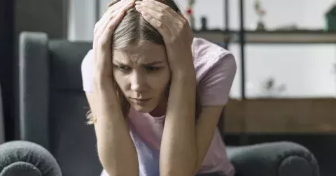 Poradna: Začala jsem bydlet s přítelem. Nečekala jsem, že hned první den se pro mě promění v noční můru. Martina (30)