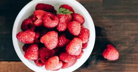 Chcete svačit bez výčitek? Zde jsou potraviny, které obsahují minimum kalorií