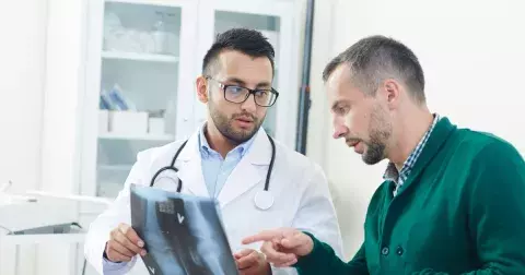 Varovné příznaky nastupující osteoporózy: Začínají se objevovat už po 35. roku života, umíte je správně rozeznat?