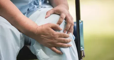 Bolest kloubů trápí čím dál více lidí: Úlevu přináší konzumace vybraných potravin. Jakou zeleninu, koření a čaj zařadit do jídelníčku?