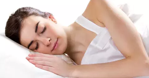 Jídlo ovlivňuje spánek více, než jste si mysleli. Potraviny, díky kterým usnete do pár minut