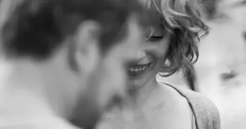 4 nejlepší romantické filmy roku 2021, které vám nesmí uniknout