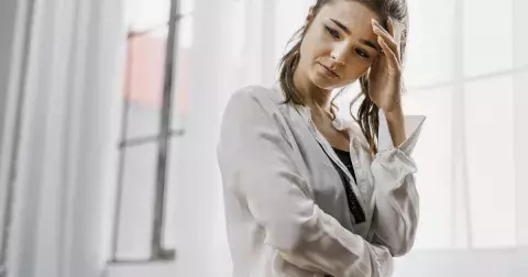 Poradna: Mám poslední šanci mít dítě, moc si ho přeji ale vztah s manželem je v troskách. Mam do toho jít? Nikola (41)