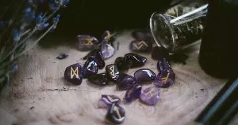 Vyberte si jednu z run a zjistěte, co vás čeká v září: Zradí vás blízký člověk nebo si splníte sny?