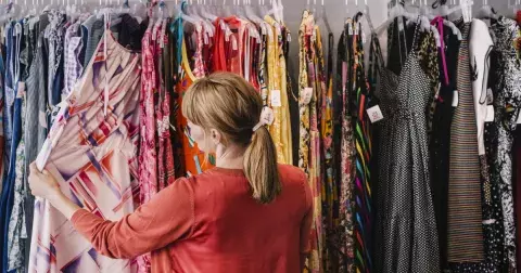 Second handy žijí. Máme tipy na „sekáče“ a vintage obchody po celé republice