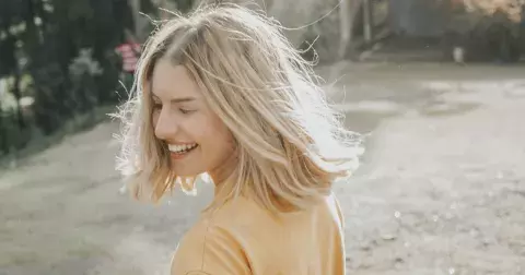 Tyto 3 letní účesy okamžitě dodají vašim vlasům objem