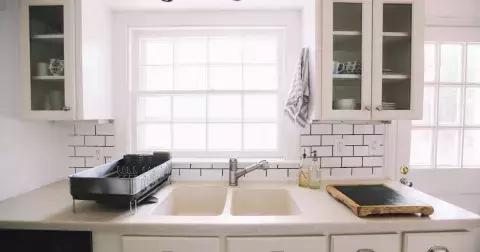 Napadlo vás někdy podívat se do odtoku ve dřezu? Po tomto videu to ihned uděláte