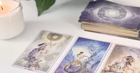 Tarotový výklad na následující týden: Vytáhněte si jednu ze tří karet a zjistěte, co vás čeká. Budete mít štěstí v lásce, kariéře či ve financích?