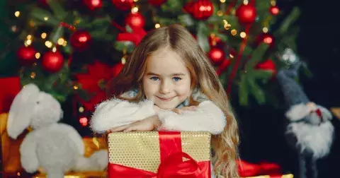 Kolik dárků dát dítěti k Vánocům? Příliš velké množství dle odborníků nadělá víc škody než užitku. Jaké je to správné?