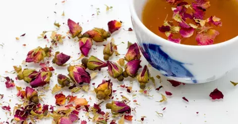 Nikdy byste neměli kombinovat tyto potraviny s čajem. Zjistěte, které kombinace škodí vašemu zdraví