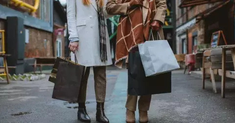 Prošívané kabáty určují směr zimní módy–naučte se je nosit elegantně s pletenými šaty nebo s kůží