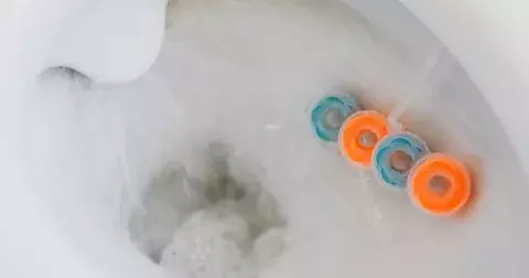 Umíte dávat WC blok do záchodu? Vsadíme se, že špatně. Tohle video vám ukáže správné použití